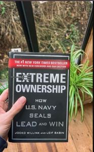 Livre d'affaires le plus vendu : Extreme Ownership – Comment les SEALs de la marine américaine commandent et gagnent : Leadership et discipline, disponible à la vente - Product Image 6
