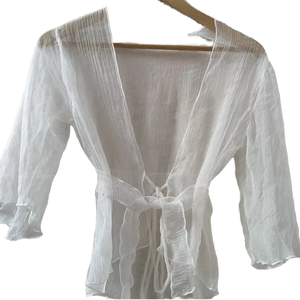 Chemisier court élégant noir en dentelle de ramie transparente à manches longues et devant ouvert, style Y2K, avec boutons et détails perforés, en spandex, pour femme - Collection 2024 - Product Image 1