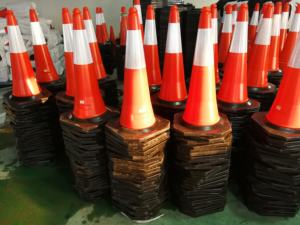 Commercio all'ingrosso coni PE + Base nera coni di sicurezza stradale barriere con Base in gomma 75cm PE cono in vendita - Product Image 6