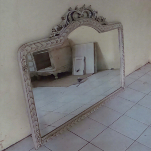 Miroir antique, cadre classique, style français, accessoires en bois - Product Image 1