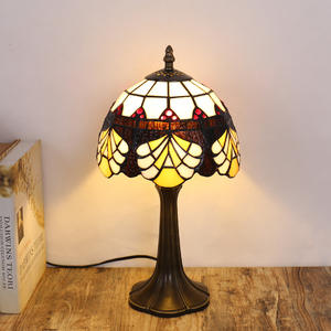 Lampe de table de style rétro européen, lampe de table décorative créative avec vitrail pour bureaux et chambres à coucher, corps en résine - Product Image 6