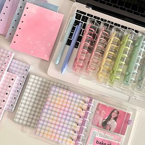 Nuovo Stile Coreano: Raccoglitore A7 Trasparente in PVC Morbido, Porta Foto e Carte Multicolore, Raccoglitore A7 a 3 Anelli con Tasca Interna - Product Image 1