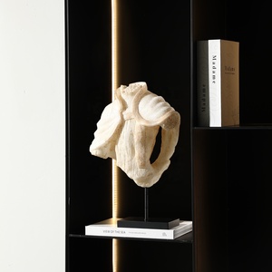 Estatua de Torso Abstracta Rústica Flolenco, Escultura de Torso Hueco de Resina con Textura de Travertino y Base de Mármol Negro para Decoración de Villas - Product Image 3