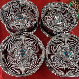 Ruedas de aluminio cromado con radios y tapas centrales flotantes de 24 pulgadas. - Product Image 3