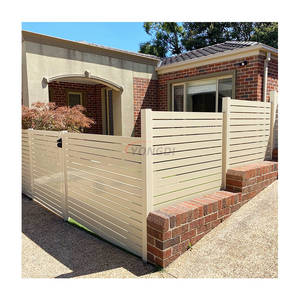 Recinzione di Sicurezza Moderna da Giardino da 2,44 m in Lega di Alluminio con Pannelli a Doghe Orizzontali e Verticali in Legno Trattato Termicamente Bianchi e Neri - Product Image 4