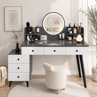 Table de toilette blanche avec miroir rond, grands tiroirs de rangement et étagères ouvertes
