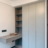 Armoire de rangement à portes battantes moderne en MDF gris pour chambre principale avec vitre et chêne clair naturel