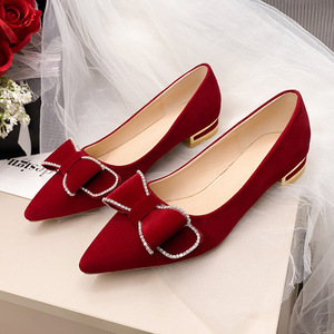 รองเท้าเจ้าสาวส้นเตี้ยแบบใหม่สำหรับผู้หญิง ประดับมุก หรูหรา ปลายแหลม สำหรับเพื่อนเจ้าสาว - Product Image 3