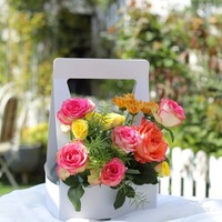 Boîtes cadeaux pour bouquets de fleurs en papier kraft écologiques et recyclables, avec poignée, laminage mat et gaufrage pour emballages de Noël