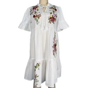 ชุดเดรสปักลายแฟชั่นใหม่สำหรับผู้หญิง OEM สไตล์สดใสหวานแหวว แขนสั้น ทรงหลวม - Product Image 1