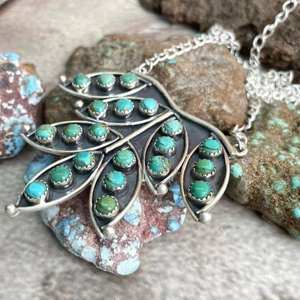 สร้อยคอเงินแท้ทำมือ ดีไซน์หัววัวประดับด้วยพลอยคิงแมนเทอร์ควอยซ์ สไตล์ที่ไม่เหมือนใครสำหรับเธอ - Product Image 1