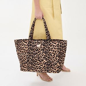 Sac fourre-tout d'été personnalisé en nylon imprimé léopard, sac à bandoulière pour le shopping, sac de plage portable avec fermeture éclair, grande capacité, sac de week-end pour femme - Product Image 5