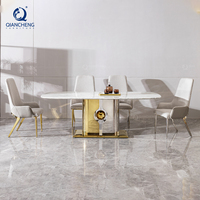 Ensemble table et chaises de salle à manger 8 places au design tendance, table de salle à manger en verre et marbre haut de gamme pour villa de luxe à Dubaï, Arabie