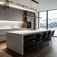 Cuisine moderne de luxe léger, armoires sur mesure, armoire en dalle blanche mate, crédence en marbre, mobilier de cuisine personnalisé
