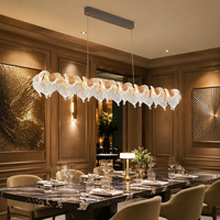 Lustre de restaurant en cristal, avec traitement de surface doré, au design moderne et minimaliste.
