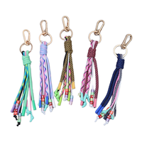Llavero de mosquetón con borla de cuerda de poliéster tejida y cuentas con letras, estilo Y2K, colgante elegante para bolso y accesorios colgantes