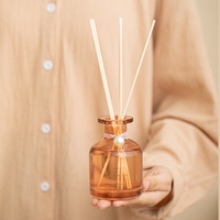Diffuseur de parfum artisanal sans flamme, écologique, avec bouteille en verre et design ambré pour la décoration intérieure