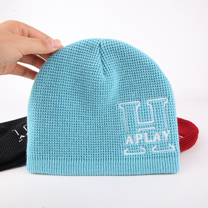 قبعة صغيرة شتوية محبوكة بشعار مخصص للبيع بالجملة قبعة صغيرة دافئة للنساء والرجال من الرجال والنساء قبعة صغيرة فارغة للكبار - Product Image 1