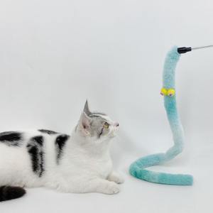Katzen-Langspieleisen mit Raupe, Super Niedliche Große Augen, Plüsch-PVC-Stab mit Glocke, Langlebiges Kaubares Plüsch-Katzenspielzeug - Product Image 5
