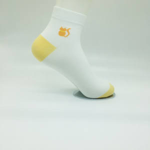 Chaussettes tricotées personnalisées Crew Broderie Chaussettes de haute qualité à bas quantité minimale de commande Chaussettes personnalisées de bonne qualité Poignée unisexe brodée avec son propre logo - Product Image 2