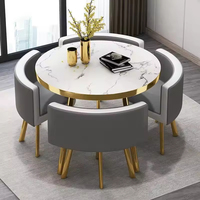 Ensemble de table à manger ronde moderne en marbre avec 4 chaises en cuir orange et pieds en métal doré pour salle à manger et décoration intérieure