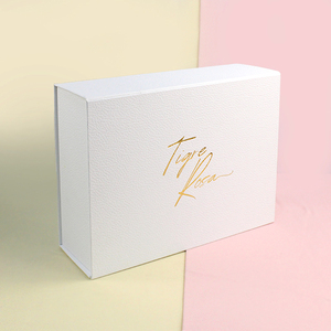 กล่องของขวัญแม่เหล็กพิมพ์ลายโลโก้ฟอยล์ทองแบบกำหนดเอง ดีไซน์มืออาชีพ พร้อมกระดาษเนื้อพิเศษ กล่องบรรจุภัณฑ์เสื้อผ้า - Product Image 2