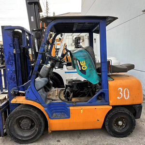 Chariot élévateur diesel Komatsu FD30 d'occasion bien entretenu, 3 tonnes, avec déplaceur latéral et mât simple/double/triple pour entrepôt - Product Image 1