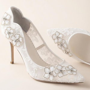 Pumps in microfibra con tacchi alti <span class=keywords><strong>bianchi</strong></span> personalizzati 2024 estate con tacchi a <span class=keywords><strong>spillo</strong></span> con decorazione floreale <span class=keywords><strong>e</strong></span> stile punta punta - Product Image 3