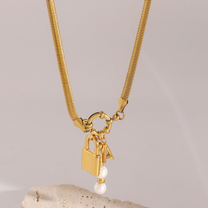 Collier avec pendentif lettre en perle en acier inoxydable avec breloque en forme de cadenas, bijoux tendance couleur or, cadeau - Product Image 1