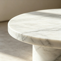 Table basse de luxe en marbre blanc avec base géométrique, élégante veine dorée-brun, décoration moderne pour salon, écologique