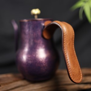 Tetera <span class=keywords><strong>de</strong></span> café <span class=keywords><strong>de</strong></span> cobre puro martillado morado <span class=keywords><strong>de</strong></span> lujo hecha a mano, con cuello <span class=keywords><strong>de</strong></span> cisne y envoltura <span class=keywords><strong>de</strong></span> cuero, para regalo <span class=keywords><strong>de</strong></span> barista - Product Image 2