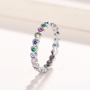 Anello a Cuore Arcobaleno per Donne, Design Colorato Impilabile, Accessorio per Dito da Indossare Quotidianamente - Product Image 1