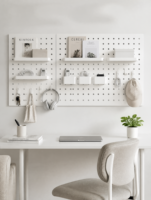 Panneau métallique modulaire à picots de 25 mm de pas. Panneau de rangement mural en acier. Convient aux salles d'étude et aux salles de jeux.
