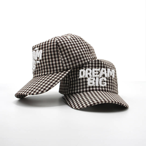 หมวกเบสบอลลายตารางหมากรุกคุณภาพสูงแบบใหม่ พร้อมโลโก้พิมพ์นูน ปรับขนาดได้ เหมาะสำหรับกิจกรรมกลางแจ้งและสตรีทแวร์ - Product Image 1