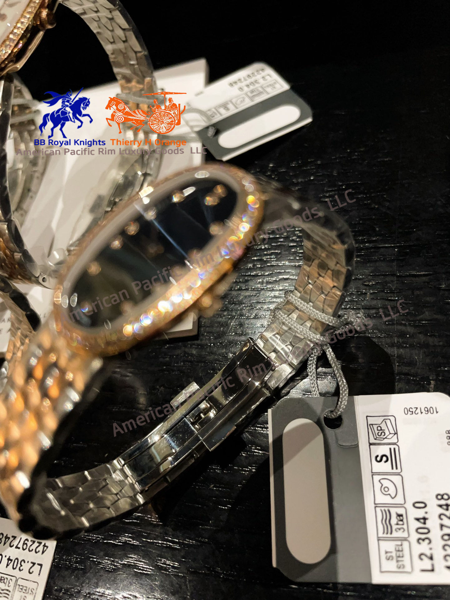 จานสีดำประดับแหวนทองคำลายเพชร