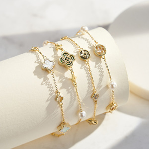 กำไลข้อมือเปลือกหอยมุกเงินแท้ 925 ชุบทอง 14K ดีไซน์ทันสมัยสำหรับผู้หญิง พร้อมจี้รูปใบโคลเวอร์สี่แฉกนำโชค - Product Image 1