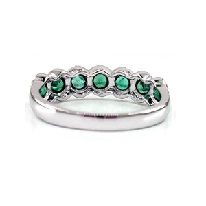 Bague demi-alliance en or blanc 18 carats avec émeraude verte, design empilable élégant, pour femme, idéale pour les mariages et les fêtes - Product Image 3