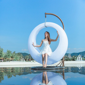 เก้าอี้ชิงช้าพลาสติก PE สำหรับกลางแจ้ง พร้อมไฟ LED รูปพระจันทร์หมุนได้ เหมาะสำหรับสวนลานบ้าน ระเบียง หรือห้องนั่งเล่นและห้องนอน - Product Image 4