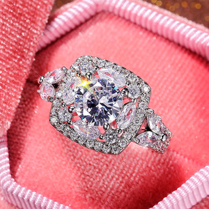 Anello Rotondo con Foglia in Cristallo Pavé per Donne, Elegante Accessorio Moda per Uso Quotidiano e Feste - Product Image 2
