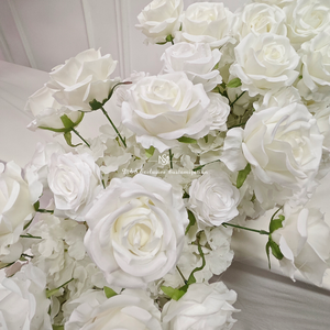 Ghirlanda di rose artificiali bianche, perfetta per matrimoni, feste o decorazioni per la casa. Eleganza e bellezza duratura - Product Image 3