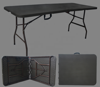 Table pliante en plastique de couleur marron de 6 pieds avec un design en rotin