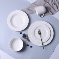 Vaisselle en céramique fine en porcelaine blanche pure, collection à bordure perlée, nouveau style minimaliste moderne, service de table pour une salle à manger élégante
