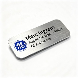 Badge d'identification personnalisé en aluminium brossé avec logo imprimé en couleur pour le personnel de détail et d'entreprise - Product Image 6