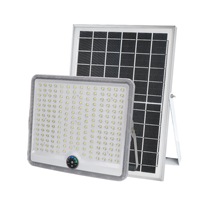 Lampu Sorot LED Tenaga Surya Luar Ruangan BARU IP65 Tahan Air Indikator Baterai Remote Lampu Sorot Tenaga Surya untuk Halaman Gudang 100-400W