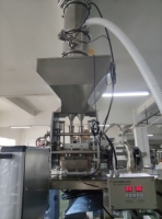 Machine d'emballage verticale à double sac pour granulés de sucre, café, bonbons, sel, poivre, glutamate monosodique, etc.