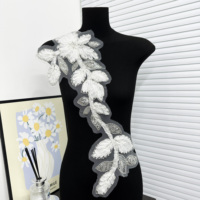 Applique brodée florale blanche perlée avec sequins sur tulle pour robes de mariée, robes de cérémonie et décoration de vêtements