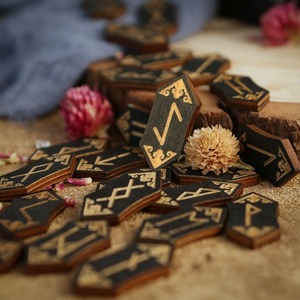 Juego <span class=keywords><strong>de</strong></span> 24 Runas <span class=keywords><strong>de</strong></span> Madera para Principiantes, Guía <span class=keywords><strong>de</strong></span> Tallado Vikingo para Brujería, Adivinación, Meditación y Práctica Espiritual - Product Image 3