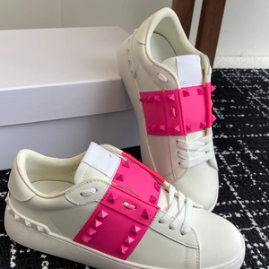 Baskets basses en cuir blanc pour femme avec bande décorative rose cloutée, à lacets, style décontracté - Product Image 1