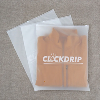 Sacs à fermeture éclair en PE dépoli personnalisés en gros pour l'emballage de vêtements, impression par gravure, en plastique PE durable pour chaussettes et fourrures