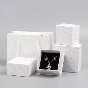 Boîte à bijoux rigide personnalisée en marbre blanc avec intérieur en velours, solution tout-en-un pour l'emballage cadeau de colliers et de boucles d'oreilles - Product Image 2